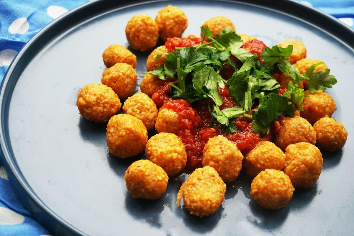 Vegan gehaktballen in tomatensaus