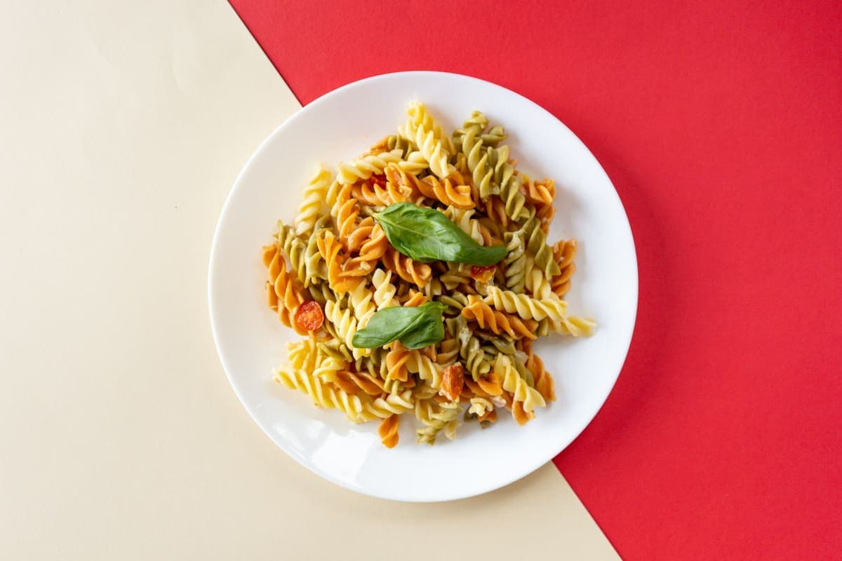 Vegan macaroni met ham en kaas uit de oven