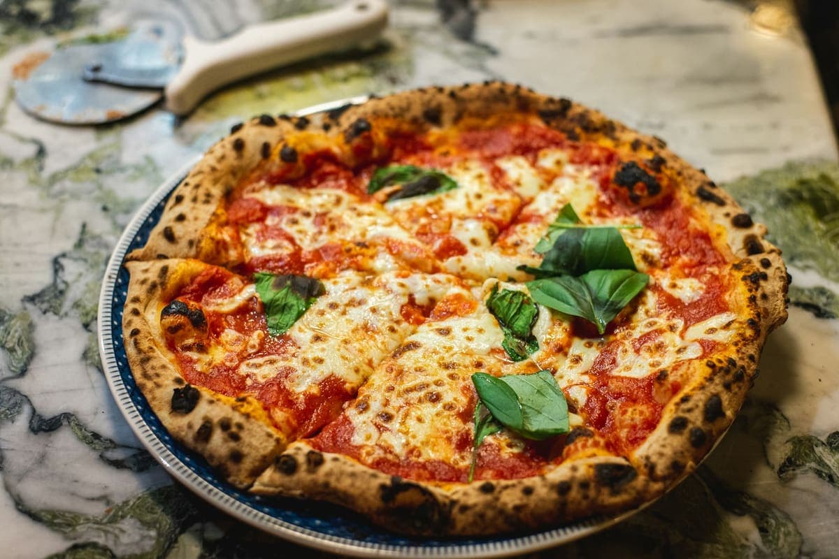 Vegan pizza margherita